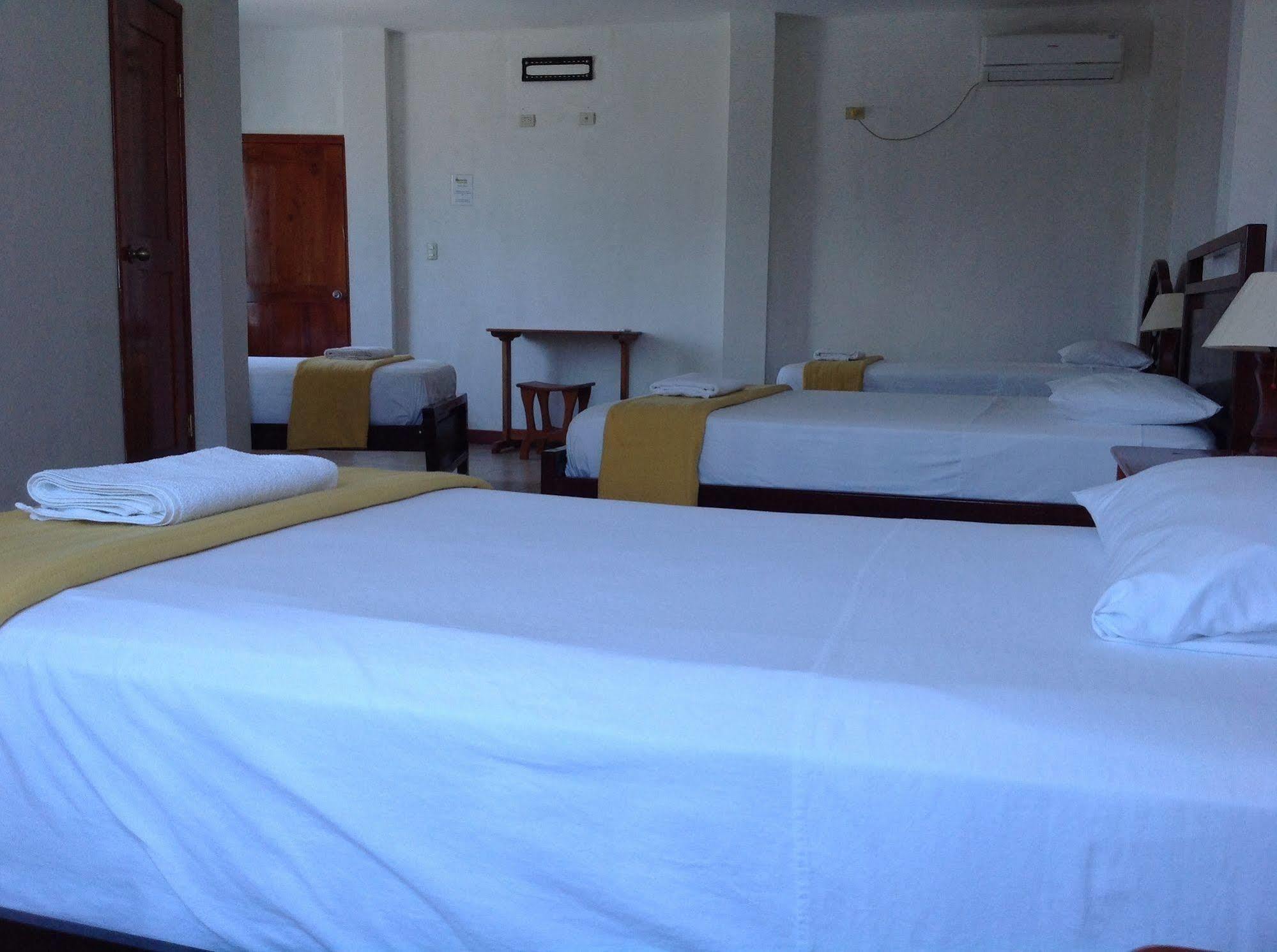 Gloria - Galapagos Inn Puerto Ayora  Bagian luar foto