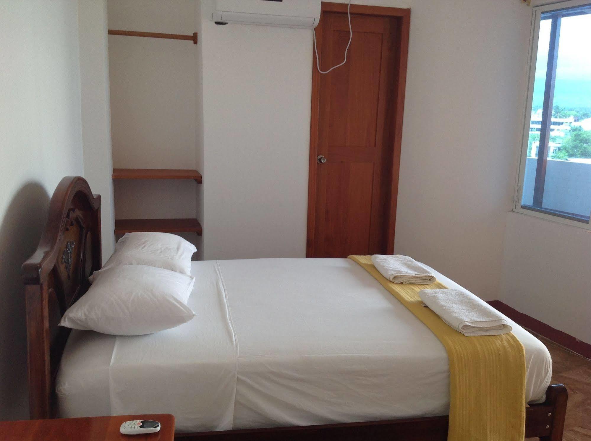 Gloria - Galapagos Inn Puerto Ayora  Bagian luar foto