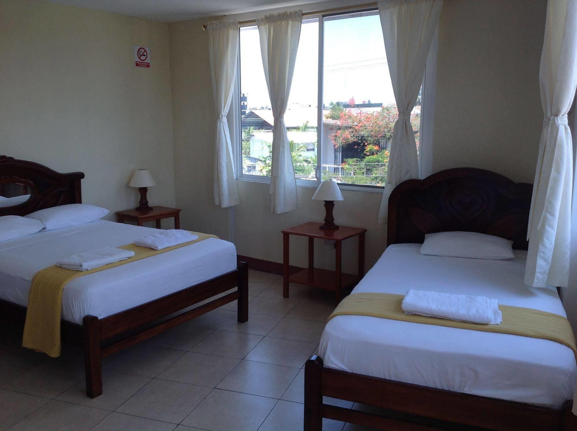 Gloria - Galapagos Inn Puerto Ayora  Bagian luar foto