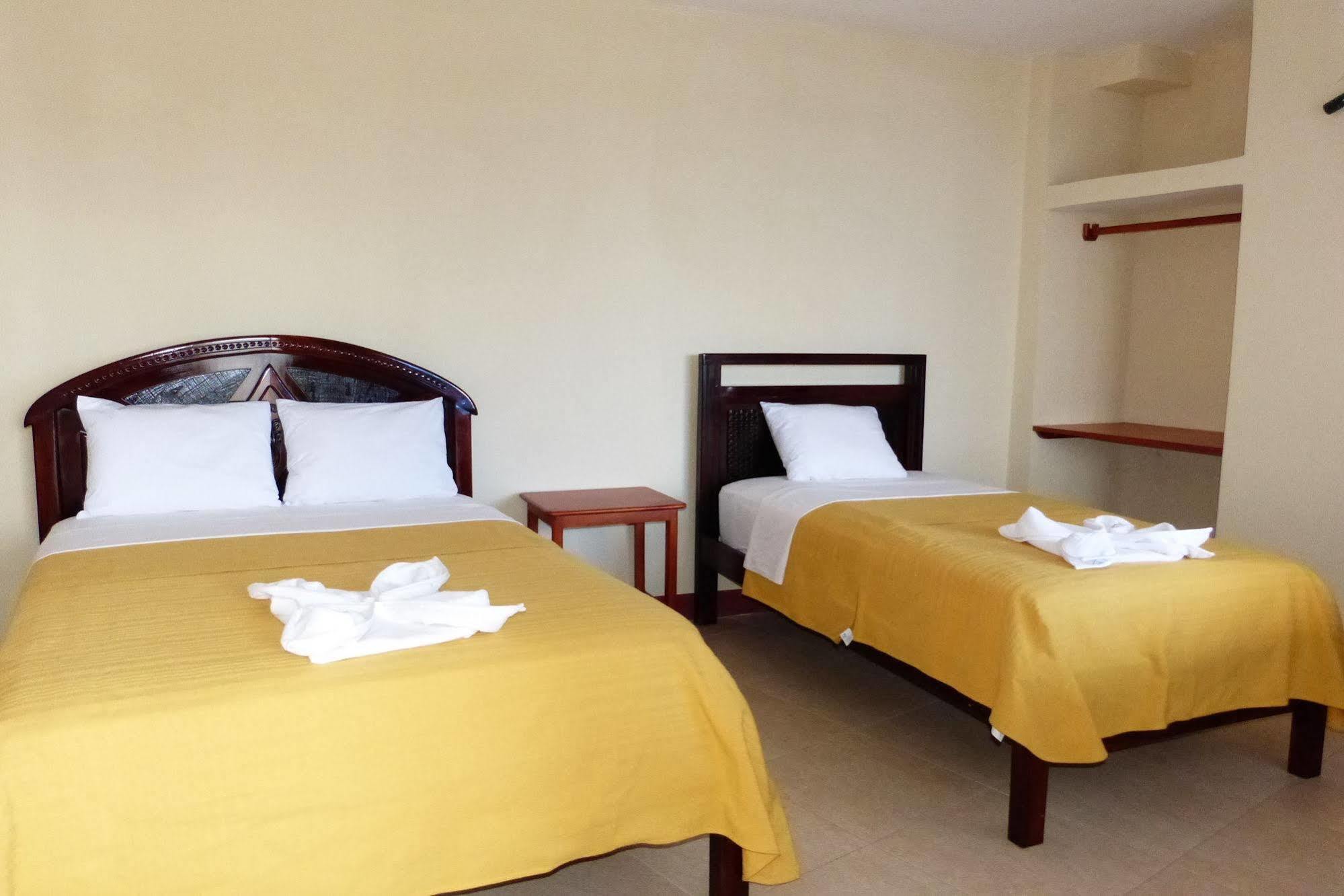 Gloria - Galapagos Inn Puerto Ayora  Bagian luar foto