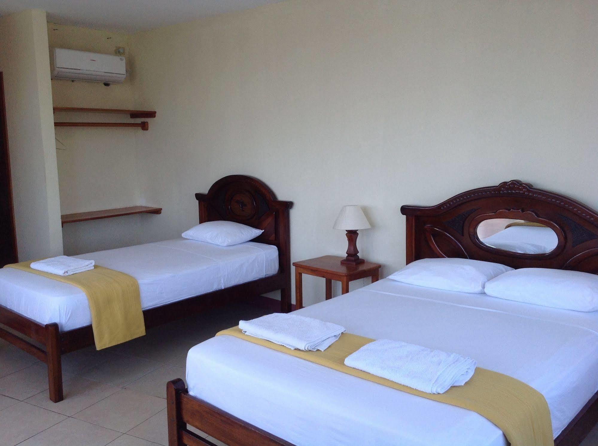 Gloria - Galapagos Inn Puerto Ayora  Bagian luar foto