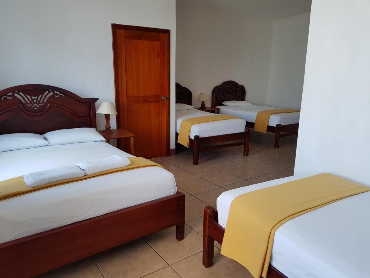 Gloria - Galapagos Inn Puerto Ayora  Bagian luar foto